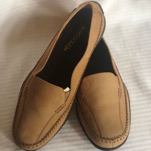 Casual Tan Aerosoles Flat loafers. Women’s 8.5.